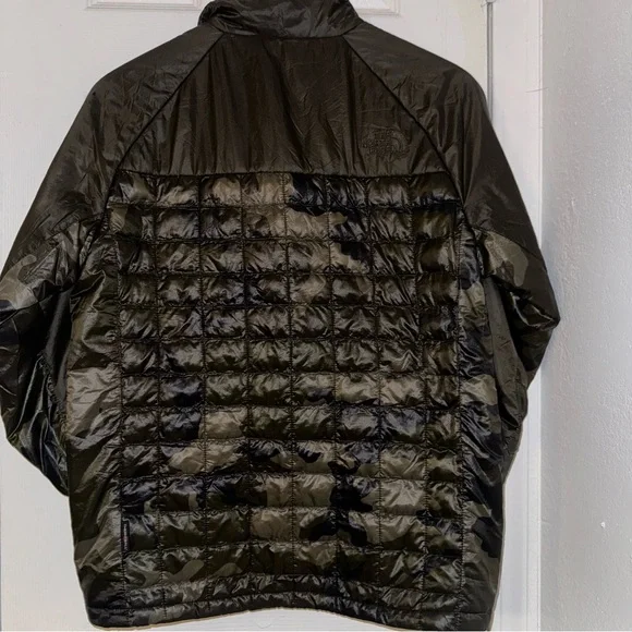North Face Jacket Camo Print - Picture 3 of 4